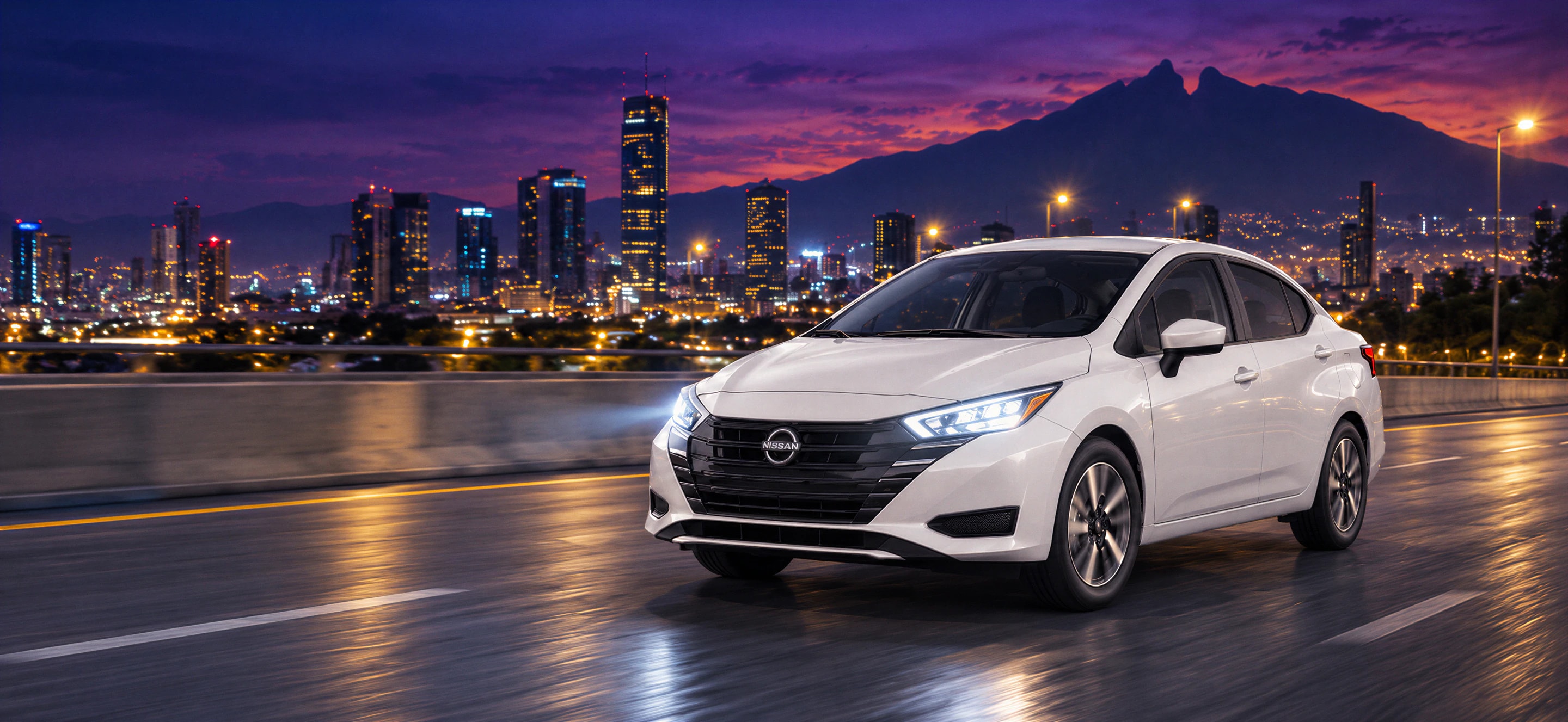Nissan blanco de BESTA en Monterrey con el Cerro de la Silla al fondo